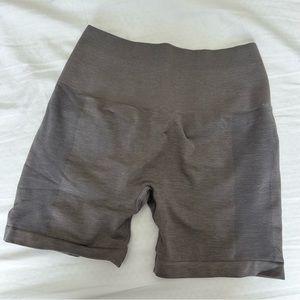 Alphalete Amplify Shorts in small light grey